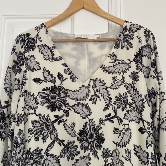 NWOT ASTR The Label mini dress with v-neck and statement sleeves. - Picture 5 of 16